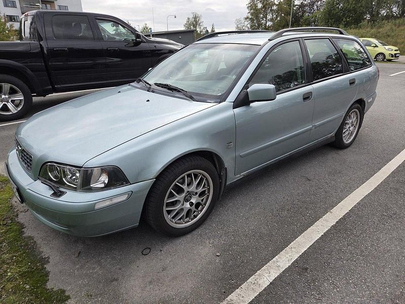Grön Begagnad 2004 Volvo V40 Standard Kombi | 14 900 kr (Marknadspris) - Bild 1/4
