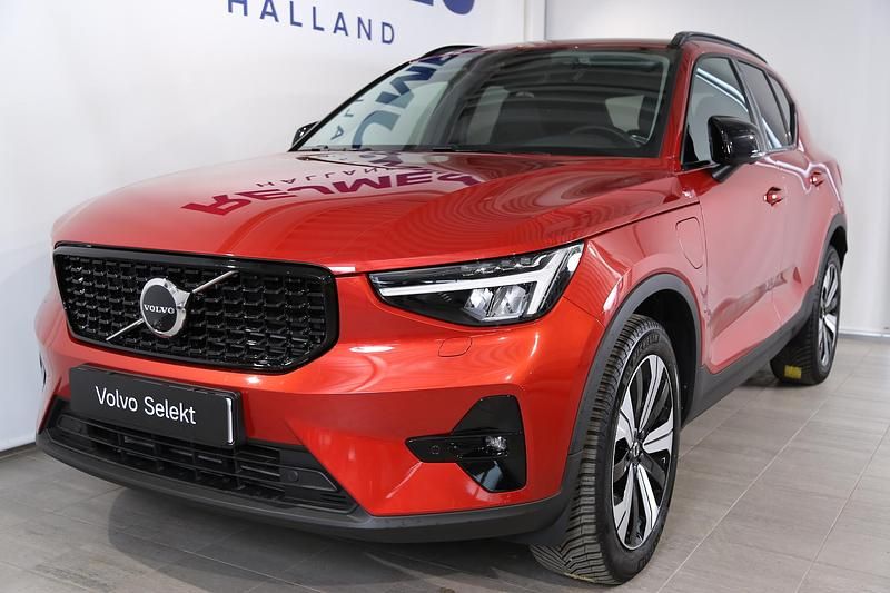 Begagnad Volvo XC40 Plus 261 HK (191 kW) 2022 Röd SUV