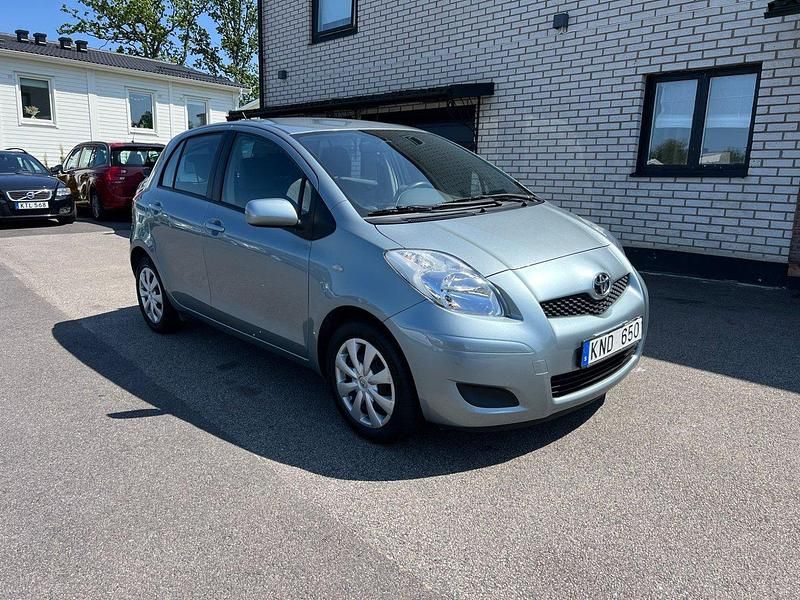 Grå Begagnad 2010 Toyota Yaris Halvkombi | 64 900 kr (Marknadspris) - Bild 1/4