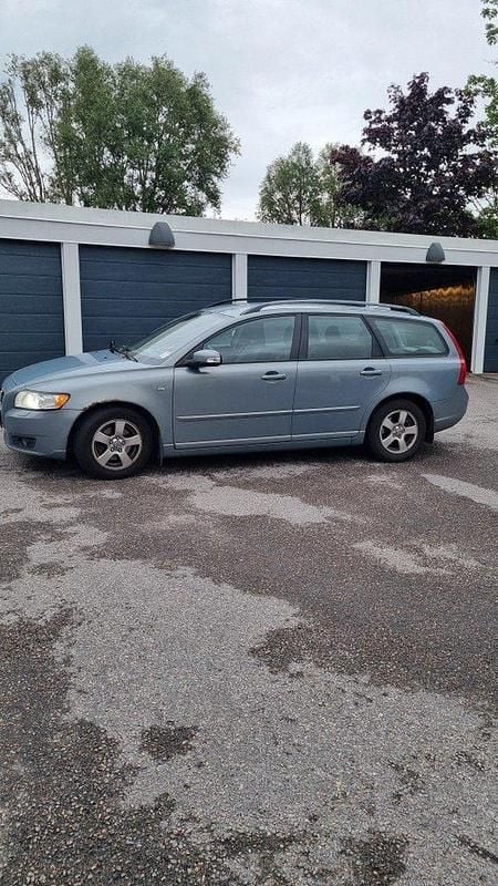 Blå Begagnad 2009 Volvo V50 Momentum Kombi | 25 000 kr (Superpris) - Bild 1/4