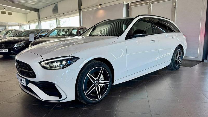 Vit Begagnad 2022 Mercedes C300e AMG line Kombi | 429 000 kr (Dyr) - Bild 1/4