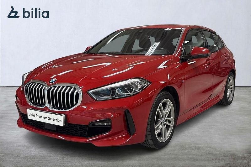 Röd (melbourne red) Begagnad 2022 BMW 118 M Sport Halvkombi | 269 900 kr (Marknadspris) - Bild 1/4