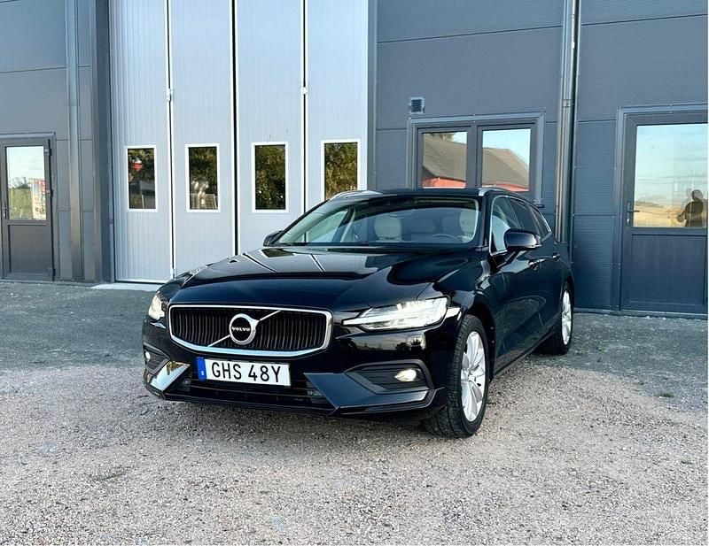 Svart Begagnad 2020 Volvo V60 Momentum Kombi | 145 000 kr (Marknadspris) - Bild 1/4