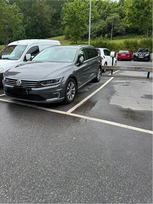 Grå Begagnad 2016 VW Passat GTE Kombi | 164 000 kr (Marknadspris) - Bild 1/4