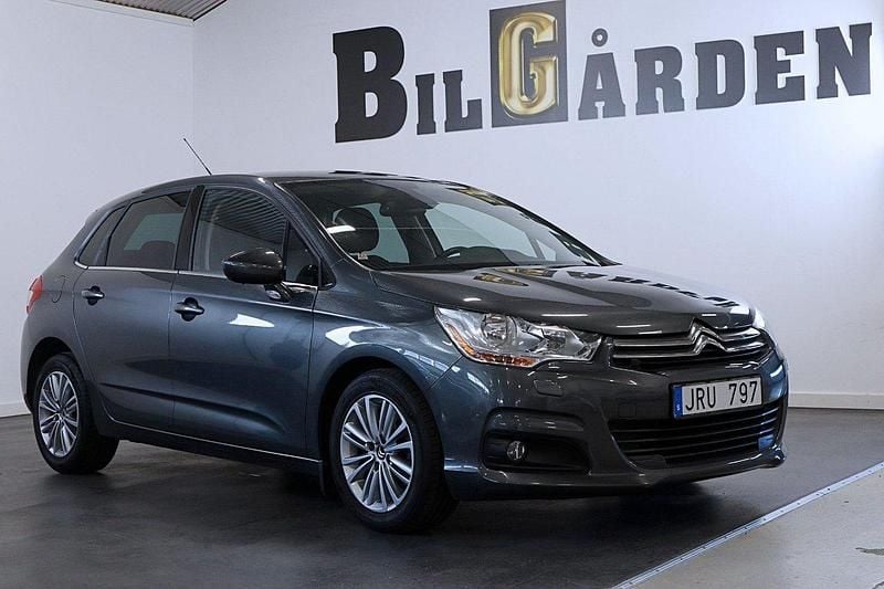 Grå Begagnad 2012 Citroën C4 Halvkombi | 94 900 kr (Marknadspris) - Bild 1/4