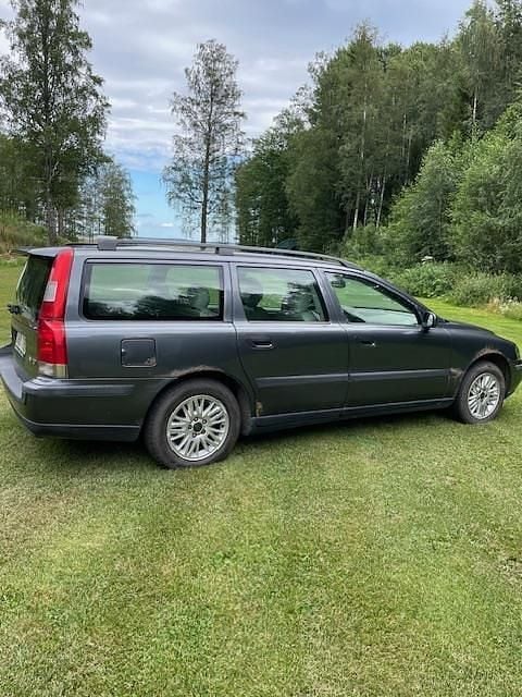Grå Begagnad 2004 Volvo V70 Business Edition Kombi | 8 500 kr (Marknadspris) - Bild 1/2