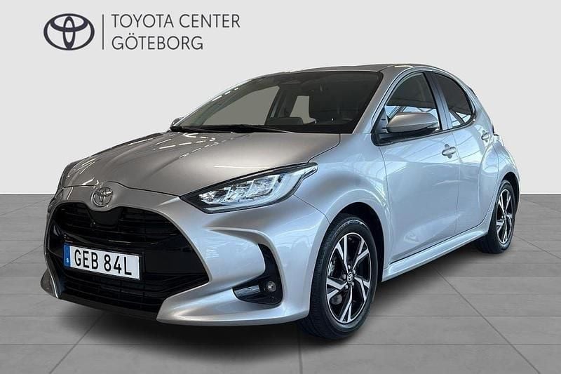 Silver Begagnad 2024 Toyota Yaris Hybrid Active Halvkombi | 249 900 kr (Marknadspris) - Bild 1/3