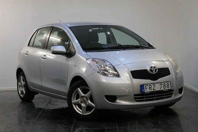 Silver Begagnad 2006 Toyota Yaris Halvkombi | 27 900 kr (Marknadspris) - Bild 1/4
