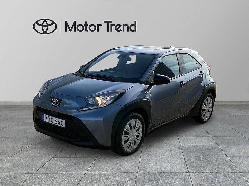Grå Begagnad 2024 Toyota Aygo X Play SUV | 204 000 kr (Marknadspris) - Bild 1/4