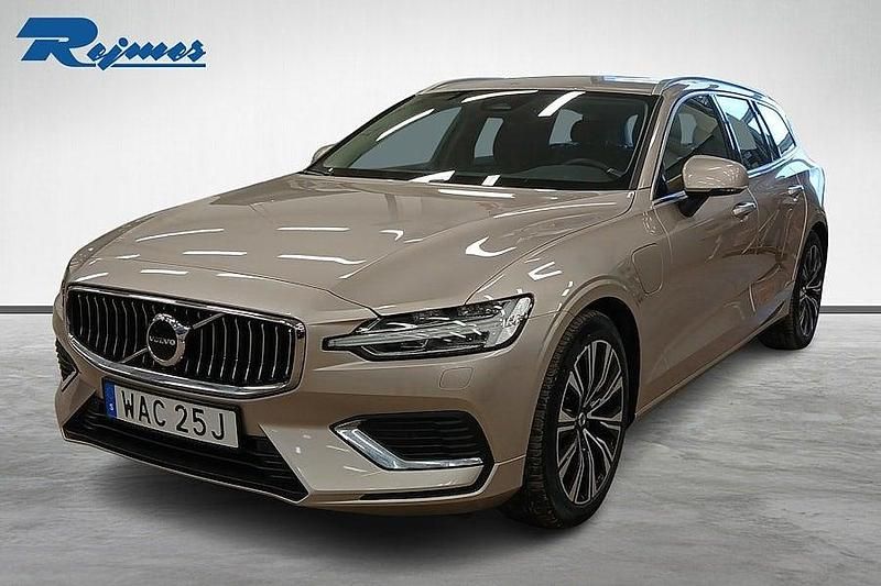 Ljusgrå Begagnad 2022 Volvo V60 Core Kombi | 379 900 kr (Marknadspris) - Bild 1/4