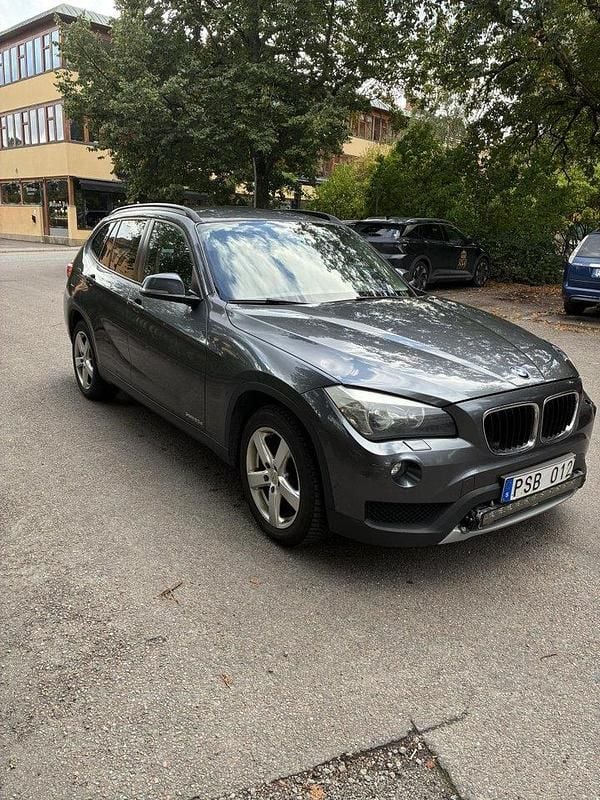 Grå Begagnad 2013 BMW X1 SUV | 89 000 kr (Bra pris) - Bild 1/1