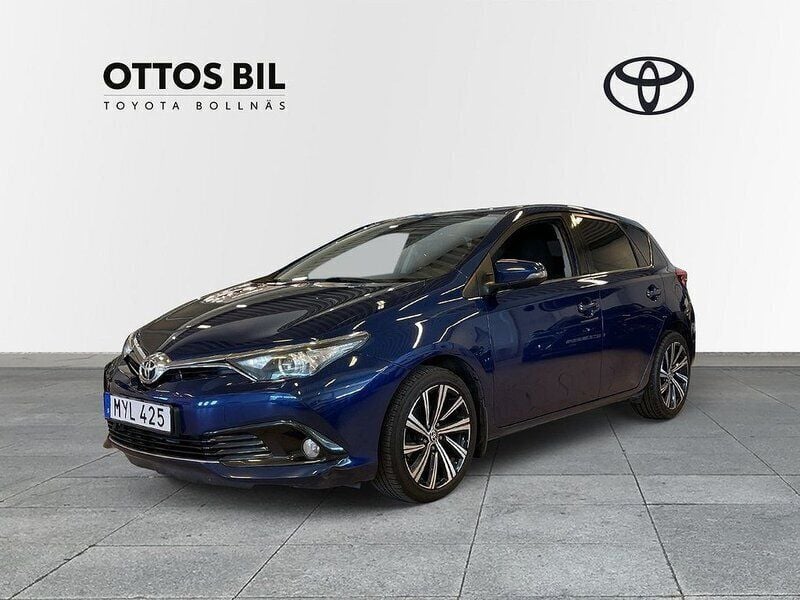 Mörkblå (blå) Begagnad 2016 Toyota Auris Active Halvkombi | 134 900 kr (Marknadspris) - Bild 1/4