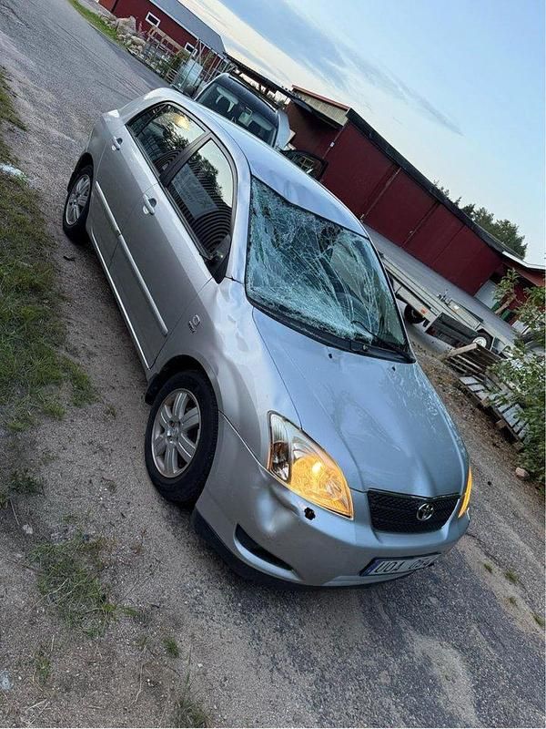 Silver Begagnad 2004 Toyota Corolla Halvkombi | 12 000 kr (Bra pris) - Bild 1/2
