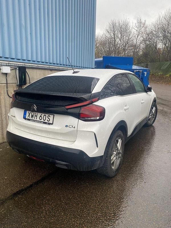 Vit Begagnad 2021 Citroën e-C4 Shine Halvkombi | 199 000 kr (Marknadspris) - Bild 1/2