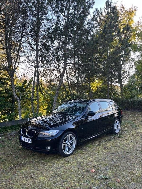 Svart Begagnad 2012 BMW 318 Kombi | 68 000 kr (Superpris) - Bild 1/4