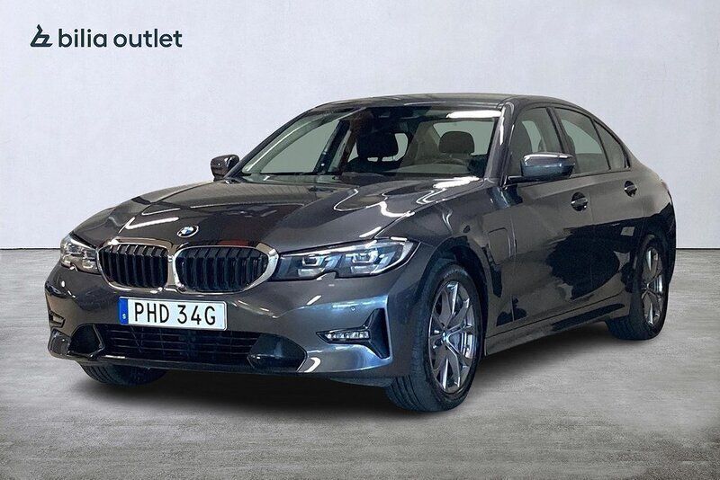 Grå Begagnad 2020 BMW 330e Sport Line Sedan | 344 900 kr (Bra pris) - Bild 1/3
