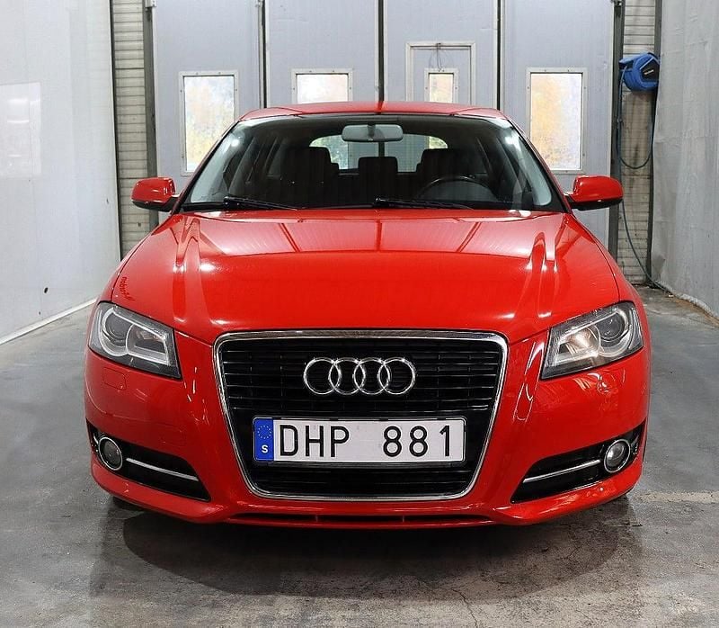 Begagnad Audi A3 Comfort 140 HK (102 kW) 2011 Röd Halvkombi