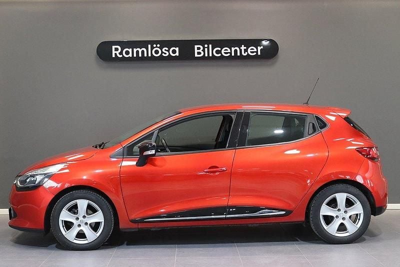 Röd Begagnad 2014 Renault Clio IV Halvkombi | 114 900 kr (Marknadspris) - Bild 1/4