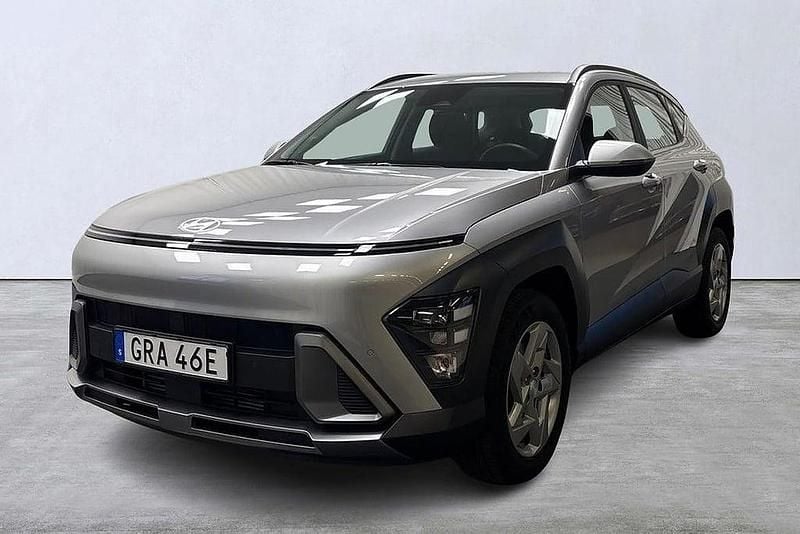 Grå Begagnad 2023 Hyundai Kona SUV | 249 900 kr (Marknadspris) - Bild 1/4