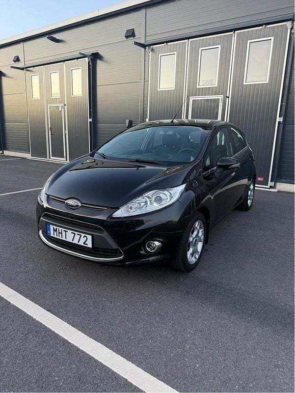 Svart Begagnad 2012 Ford Fiesta Titanium Halvkombi | 69 000 kr (Lite dyr) - Bild 1/4