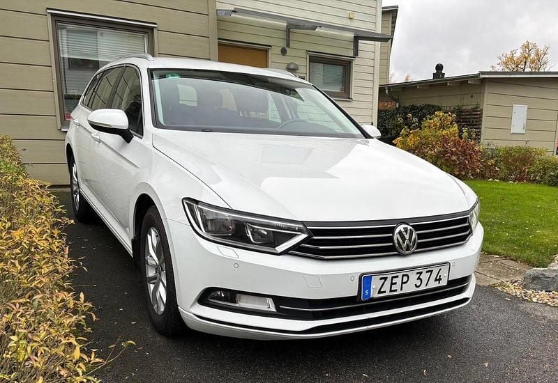 Vit Begagnad 2018 VW Passat Kombi | 174 900 kr (Bra pris) - Bild 1/4