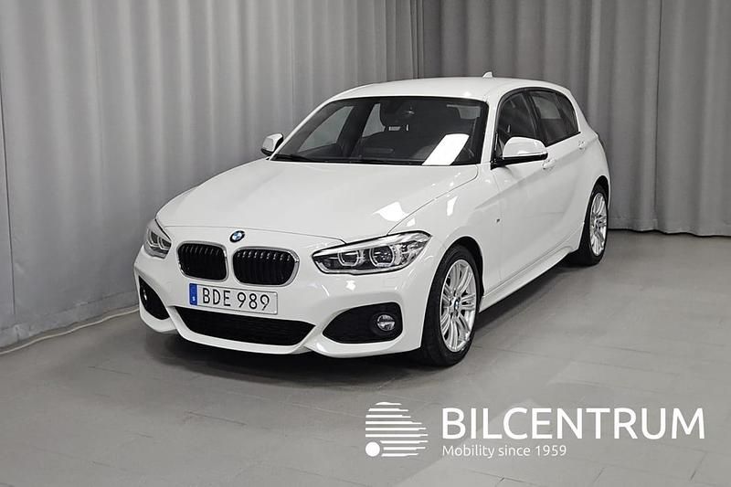 Vit Begagnad 2017 BMW 118 M Sport Halvkombi | 167 900 kr (Bra pris) - Bild 1/4