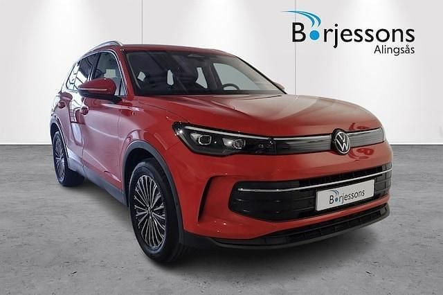 Röd Begagnad 2024 VW Tiguan Life SUV | 374 900 kr (Marknadspris) - Bild 1/4