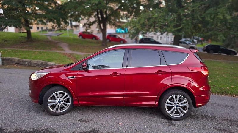 Röd Begagnad 2016 Ford Kuga SUV | 140 000 kr (Marknadspris) - Bild 1/3
