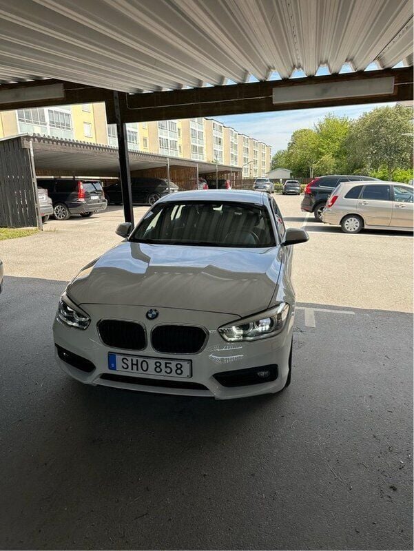 Vit Begagnad 2017 BMW 118 Advantage Halvkombi | 155 000 kr (Superpris) - Bild 1/4