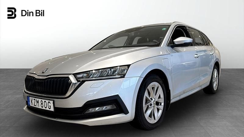 Grå Begagnad 2024 Skoda Octavia Kombi | 329 900 kr (Marknadspris) - Bild 1/4