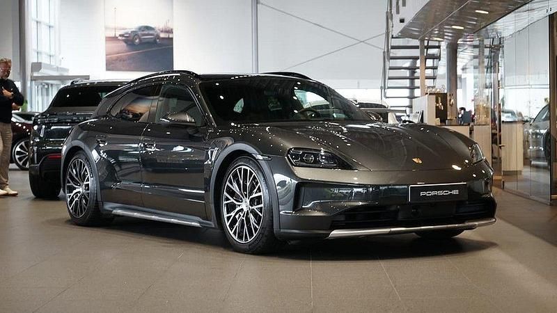 Mörkgrå Begagnad 2024 Porsche Taycan Cross Turismo Sedan | 995 000 kr (Superpris) - Bild 1/4