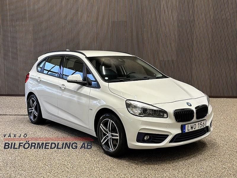 Vit Begagnad 2015 BMW 218 Active Tourer Sport Line Minibuss | 119 900 kr (Marknadspris) - Bild 1/4