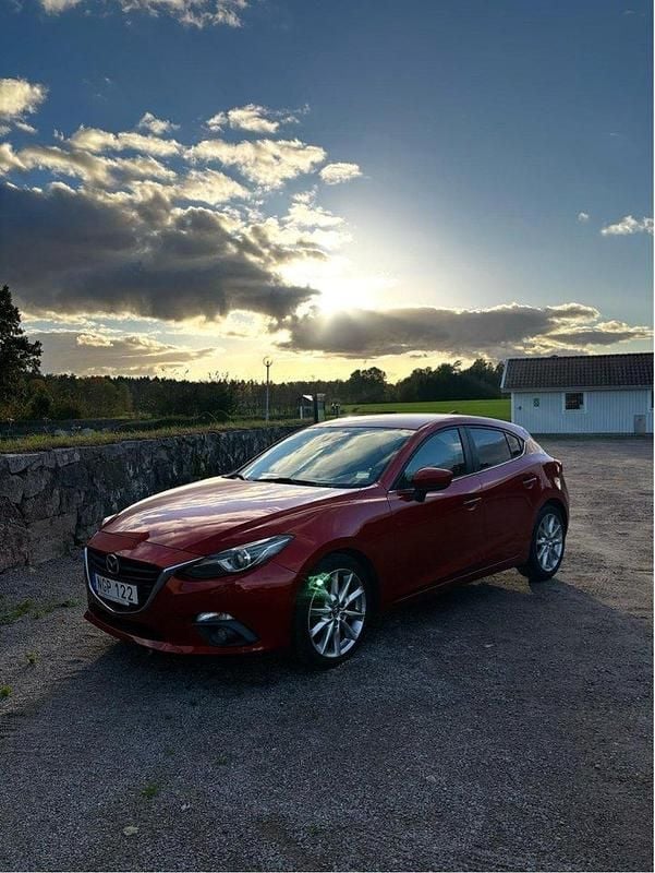 Röd Begagnad 2016 Mazda 3 Inclusive Halvkombi | 82 000 kr (Superpris) - Bild 1/4