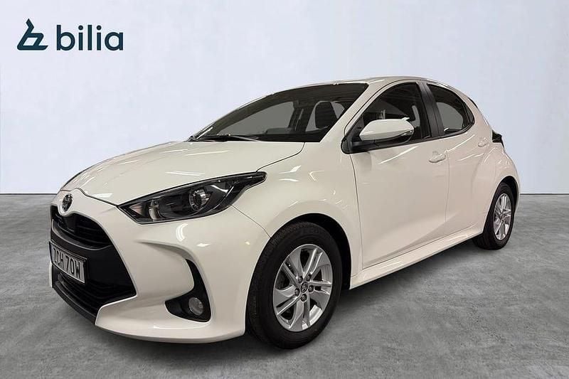 Vit Begagnad 2023 Toyota Yaris Hybrid Halvkombi | 189 000 kr (Bra pris) - Bild 1/4