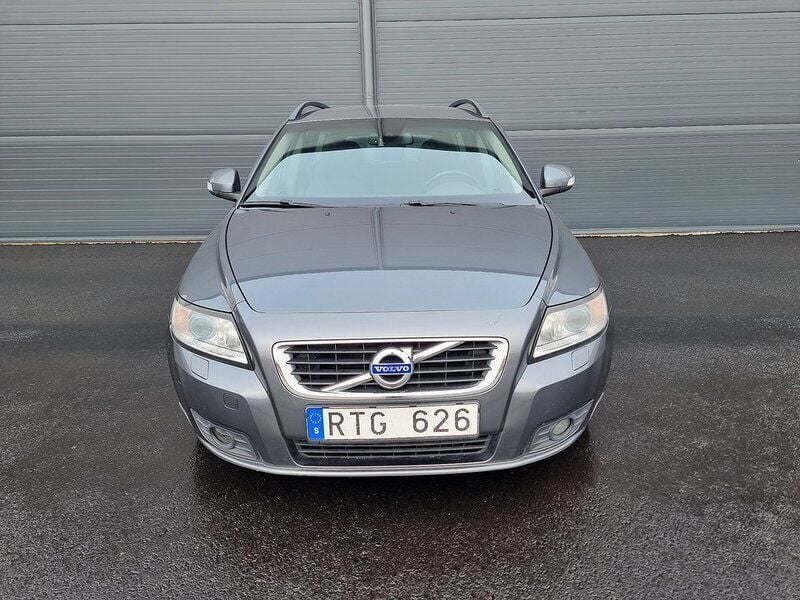 Grå Begagnad 2010 Volvo V50 Momentum Kombi | 38 900 kr (Marknadspris) - Bild 1/4