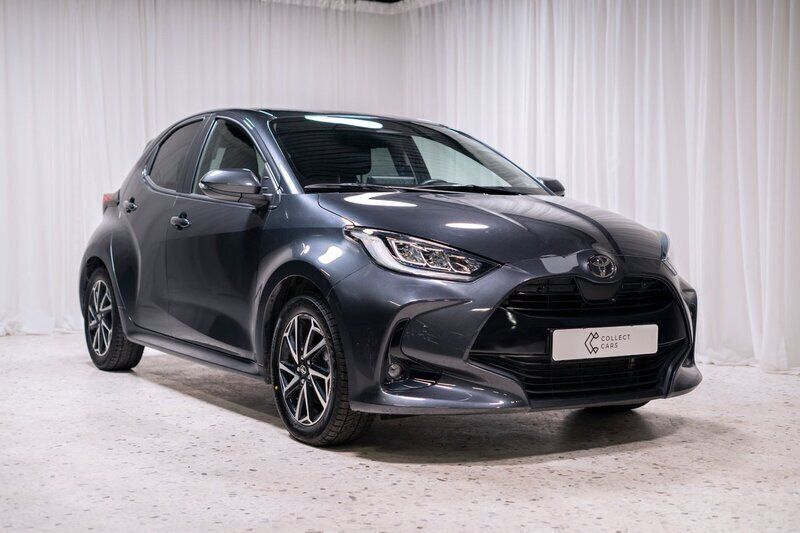 Mörkgrå (grå) Begagnad 2024 Toyota Yaris Hybrid Style Halvkombi | 249 900 kr (Marknadspris) - Bild 1/4