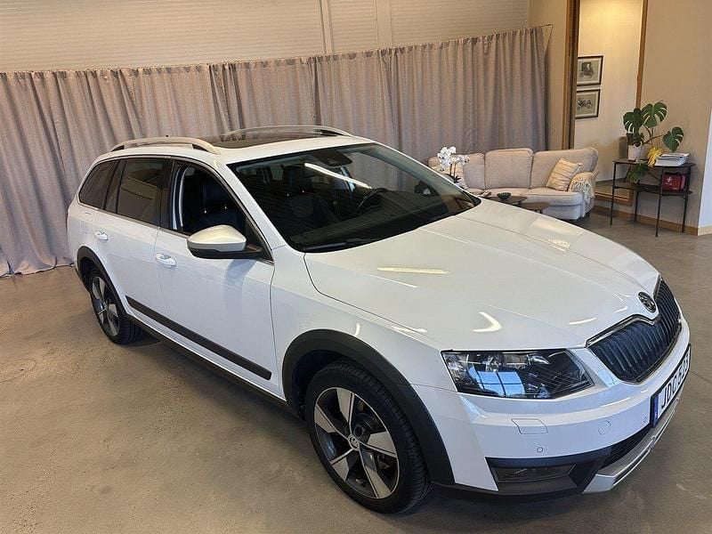 Vit Begagnad 2016 Skoda Octavia Scout Business Line Kombi | 172 900 kr - Bild 1/4