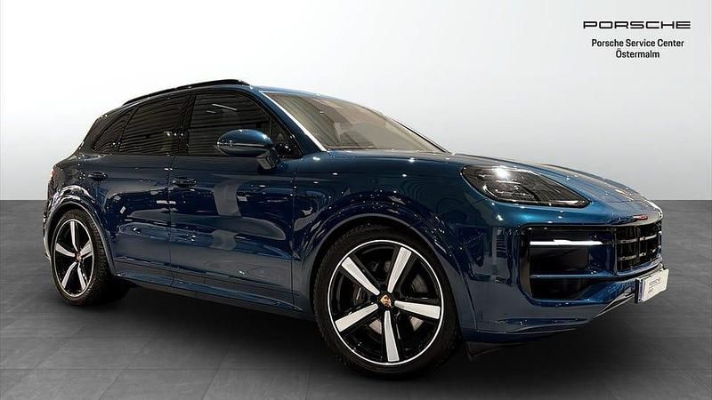 Montego blue metallic Begagnad 2024 Porsche Cayenne SUV | 1 165 000 kr - Bild 1/4