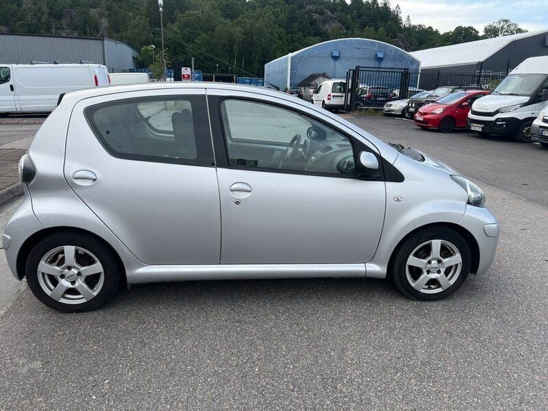 Begagnad Toyota Aygo 68 HK (50 kW) 2010 Silver Halvkombi