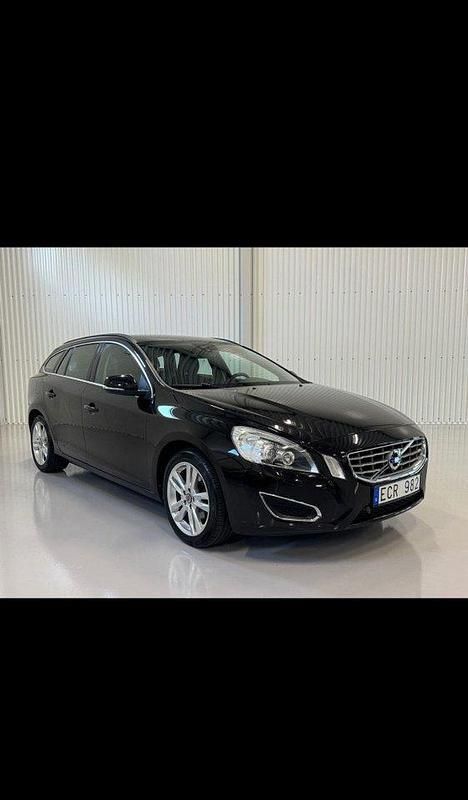 Svart Begagnad 2011 Volvo V60 Momentum Kombi | 89 999 kr (Marknadspris) - Bild 1/3