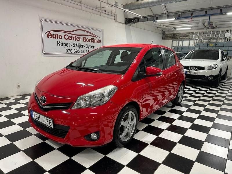Röd Begagnad 2012 Toyota Yaris Active Halvkombi | 69 900 kr (Marknadspris) - Bild 1/4
