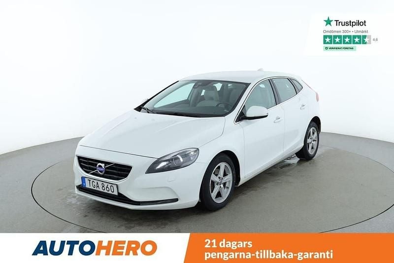 Vit Begagnad 2014 Volvo V40 Momentum Halvkombi | 104 000 kr (Marknadspris) - Bild 1/4