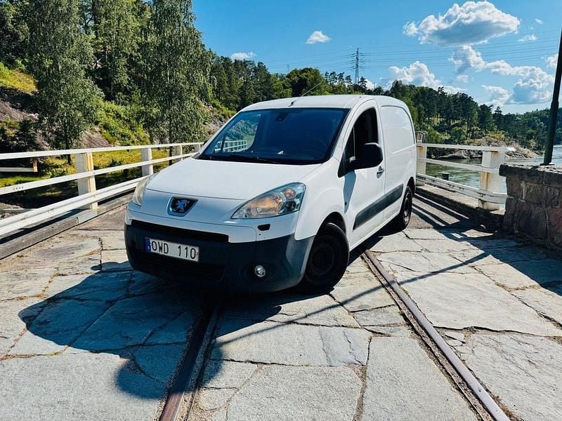 Vit Begagnad 2009 Peugeot Partner Minibuss | 29 900 kr (Marknadspris) - Bild 1/4