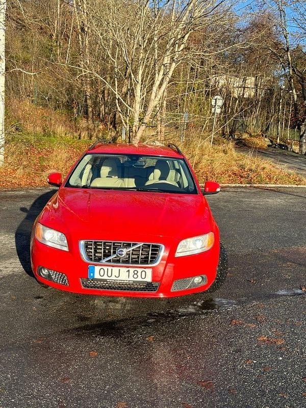 Röd Begagnad 2009 Volvo V70 Momentum Kombi | 74 000 kr (Marknadspris) - Bild 1/4