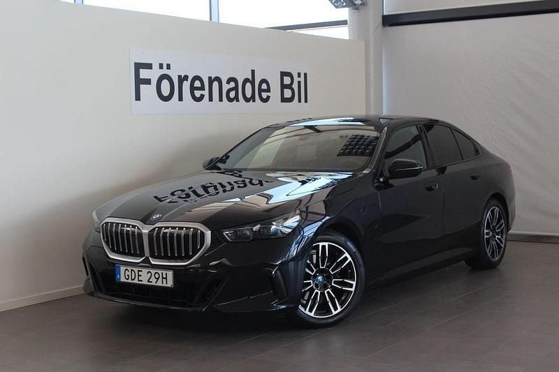 Svart (carbon svart metallic) Begagnad 2024 BMW 530e M Sport Sedan | 639 000 kr (Bra pris) - Bild 1/4