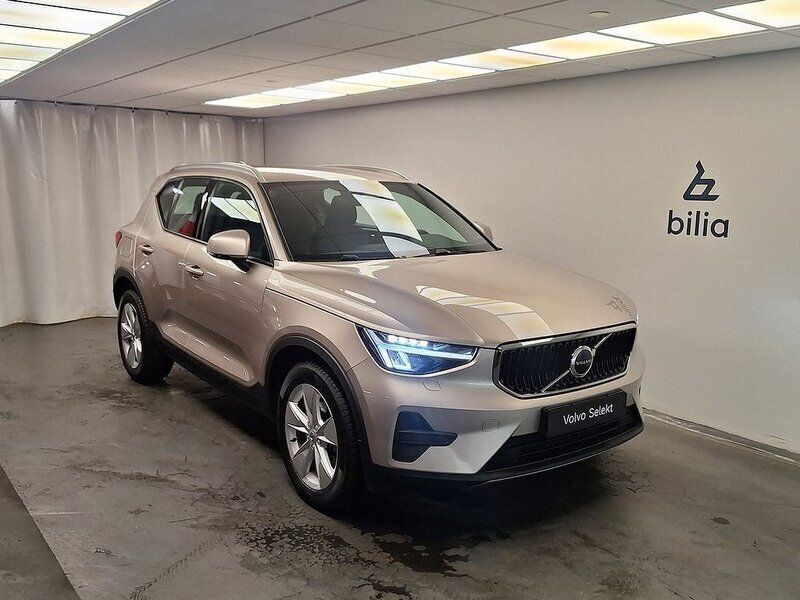 Ljusgrå Begagnad 2023 Volvo XC40 Core SUV | 349 000 kr (Marknadspris) - Bild 1/4