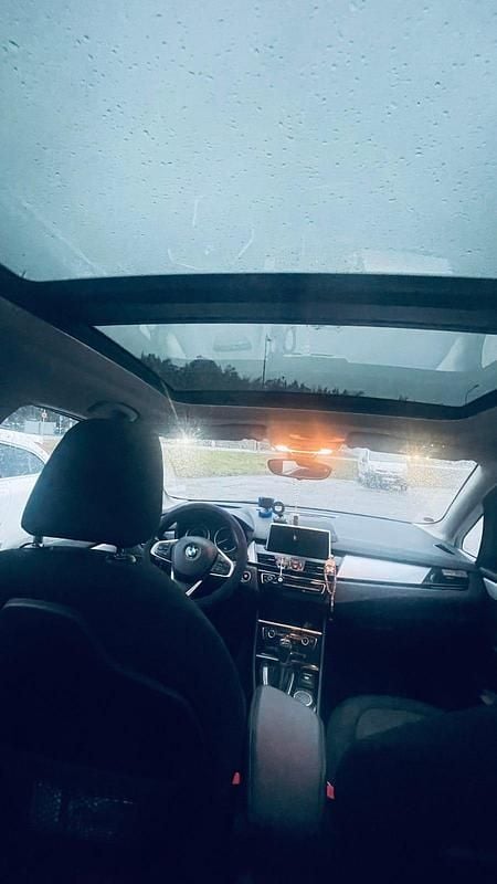 Begagnad 2018 BMW 225 Minibuss | 157 000 kr - Bild 1/4