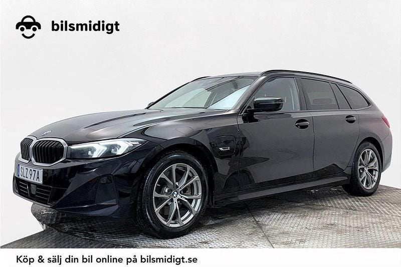 Svart Begagnad 2022 BMW 330e M Sport Kombi | 289 800 kr (Bra pris) - Bild 1/3