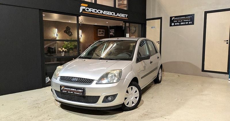 Ljusgrå Begagnad 2005 Ford Fiesta Halvkombi | 29 900 kr (Marknadspris) - Bild 1/4
