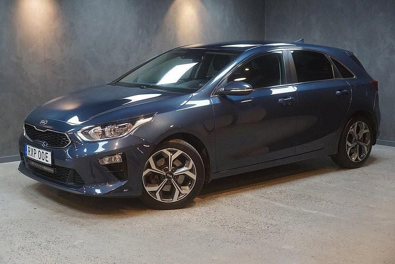 Blå (blå metallic) Begagnad 2019 Kia Ceed Advance Halvkombi | 179 000 kr (Marknadspris) - Bild 1/4